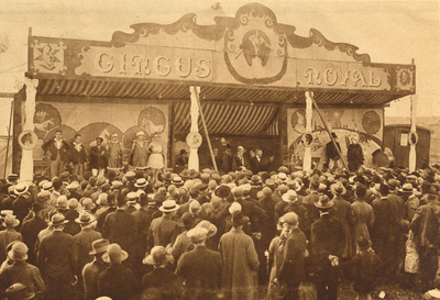 301058 Afbeelding van het Circus Royal, een kermisattractie op het Dorus Rijkers Feestpark, op een terrein langs de ...
